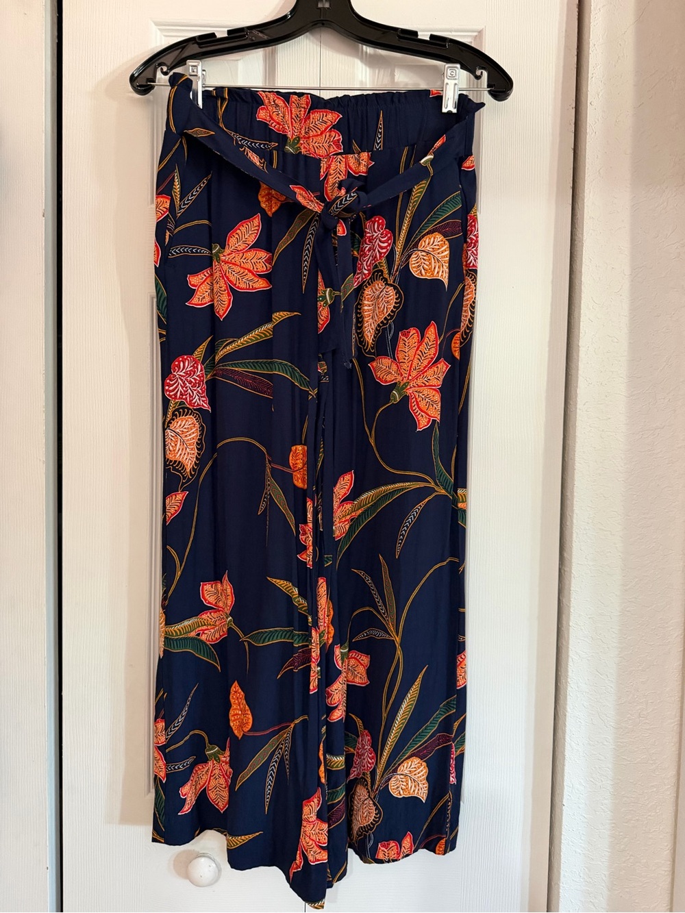 LOFT Navy Wide-Leg Cropped Pants with Tropical Floral Print